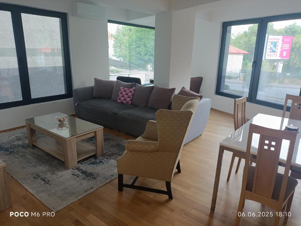 Χώρος καθιστικού στο Skopje City Apartment 5