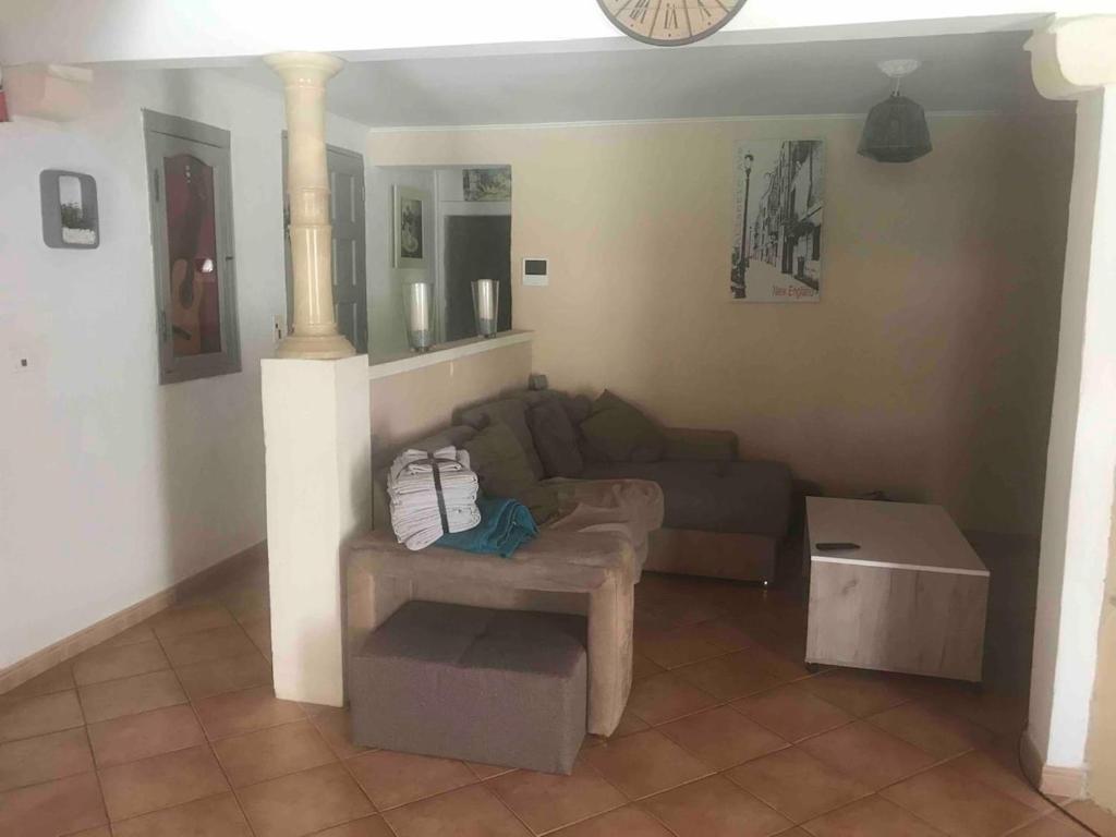 un salon avec un canapé et une table dans l'établissement Villa provençale avec piscine, à Fontvieille