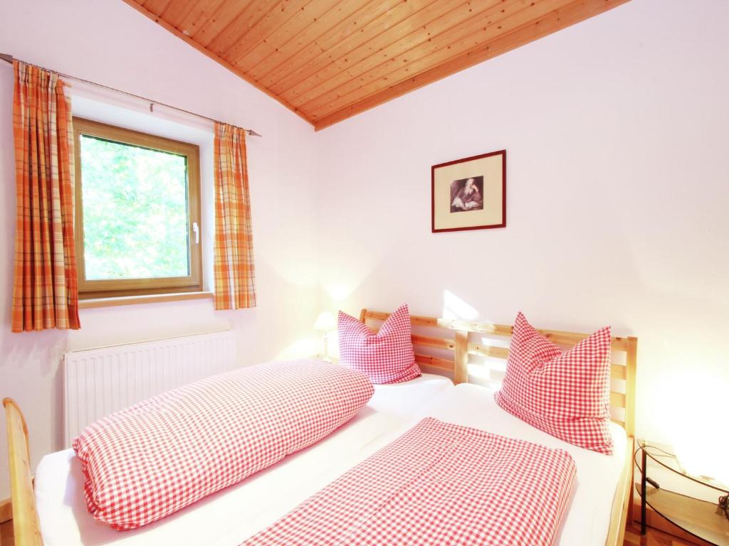 Posteľ alebo postele v izbe v ubytovaní Chalet in Niederndorf near Kufstein with balcony