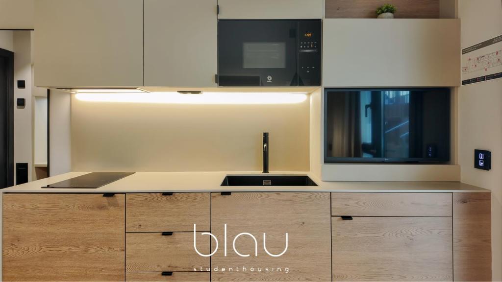 Kuchyň nebo kuchyňský kout v ubytování BLAU Student Housing - Students Only