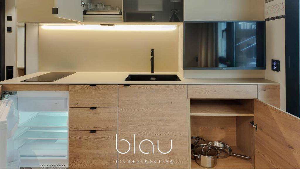 Kuchyň nebo kuchyňský kout v ubytování BLAU Student Housing - Students Only