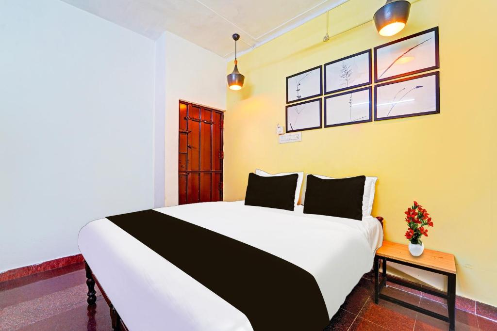 Postel nebo postele na pokoji v ubytování Super Hotel O Thammanam Kochi