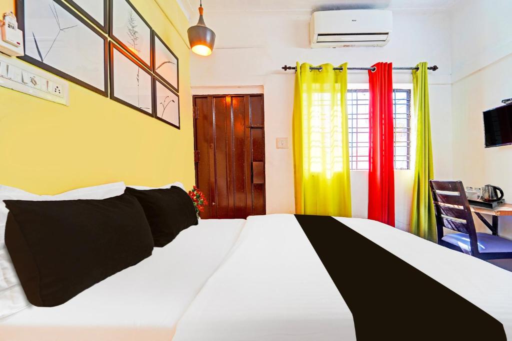 Postel nebo postele na pokoji v ubytování Super Hotel O Thammanam Kochi