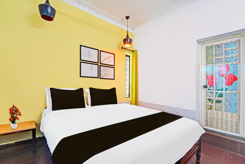 Postel nebo postele na pokoji v ubytování Super Hotel O Thammanam Kochi