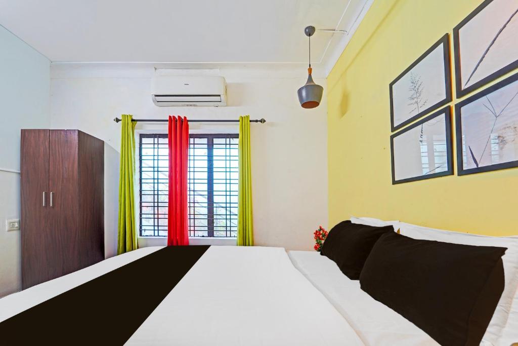 Postel nebo postele na pokoji v ubytování Super Hotel O Thammanam Kochi