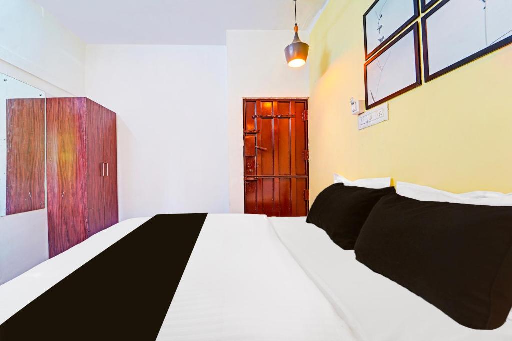 Postel nebo postele na pokoji v ubytování Super Hotel O Thammanam Kochi