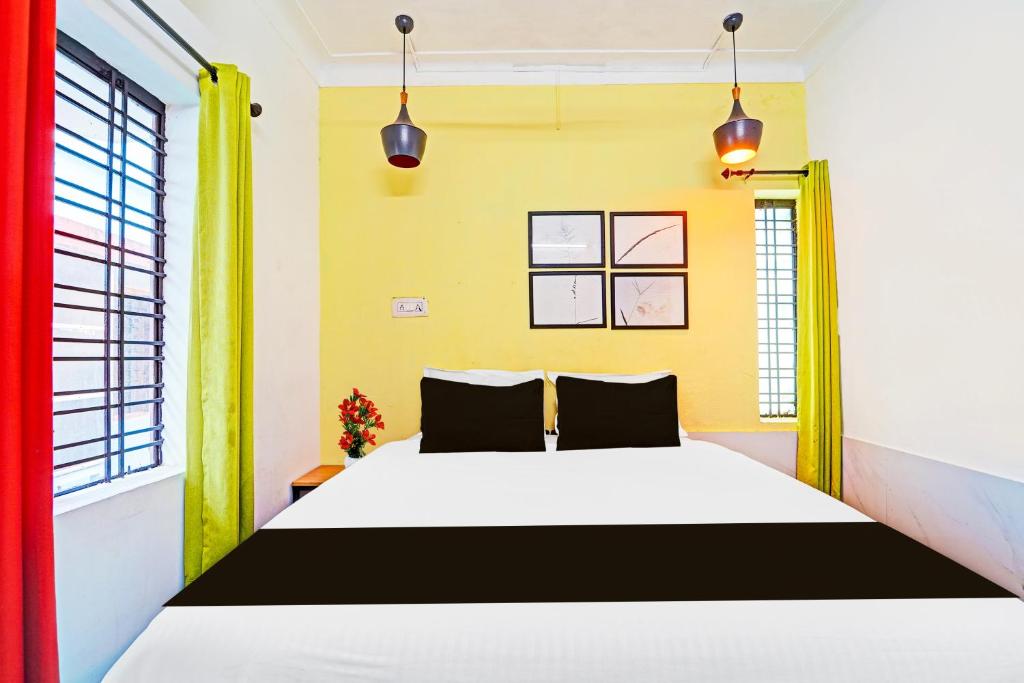 Postel nebo postele na pokoji v ubytování Super Hotel O Thammanam Kochi