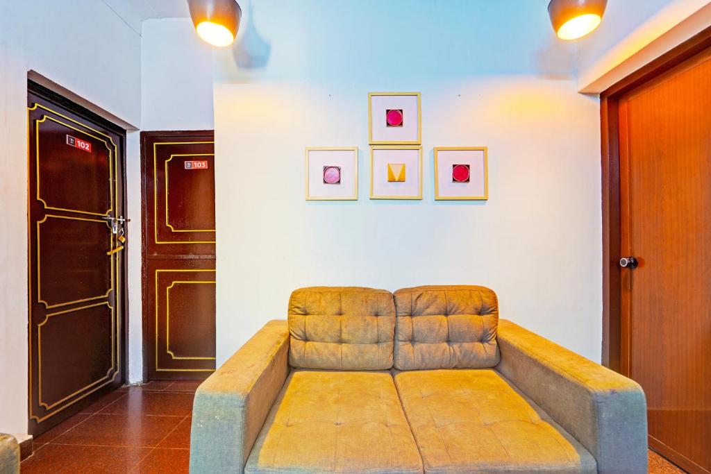 Posezení v ubytování Super Hotel O Thammanam Kochi
