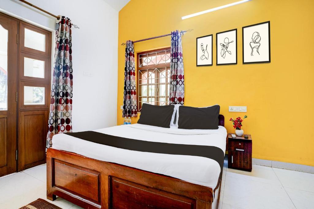 Postel nebo postele na pokoji v ubytování Hotel O Benaulim Beach Goa