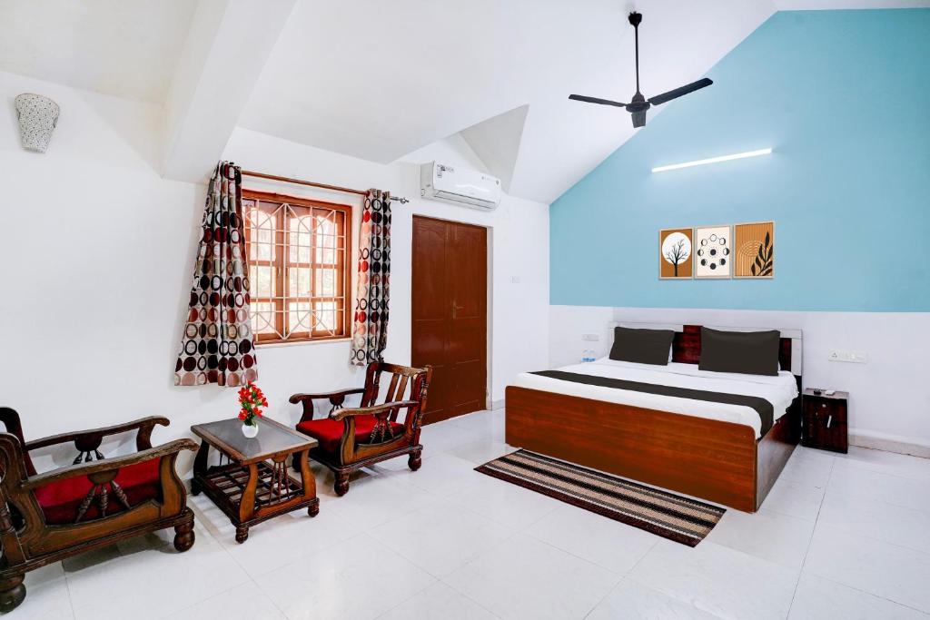 Postel nebo postele na pokoji v ubytování Hotel O Benaulim Beach Goa