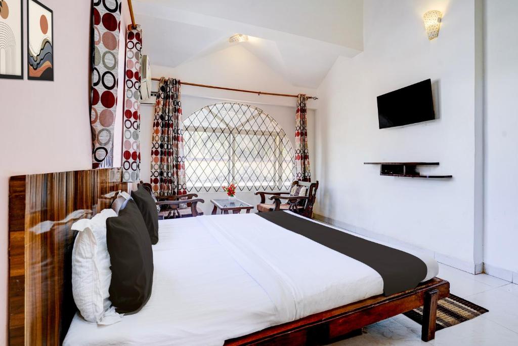 Postel nebo postele na pokoji v ubytování Hotel O Benaulim Beach Goa