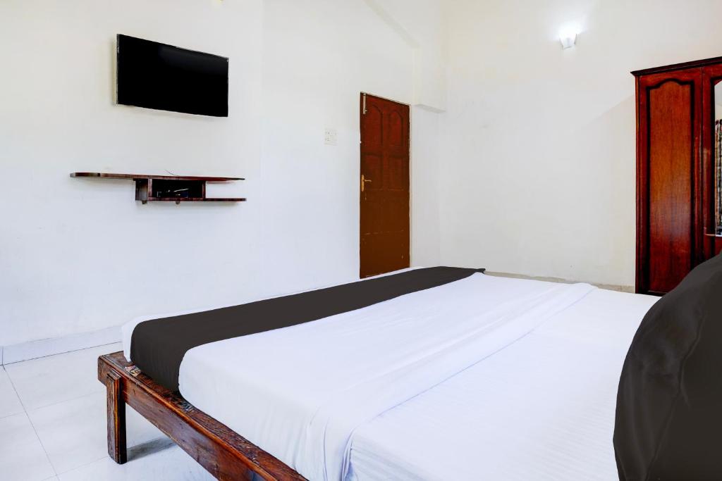 TV a/nebo společenská místnost v ubytování Hotel O Benaulim Beach Goa