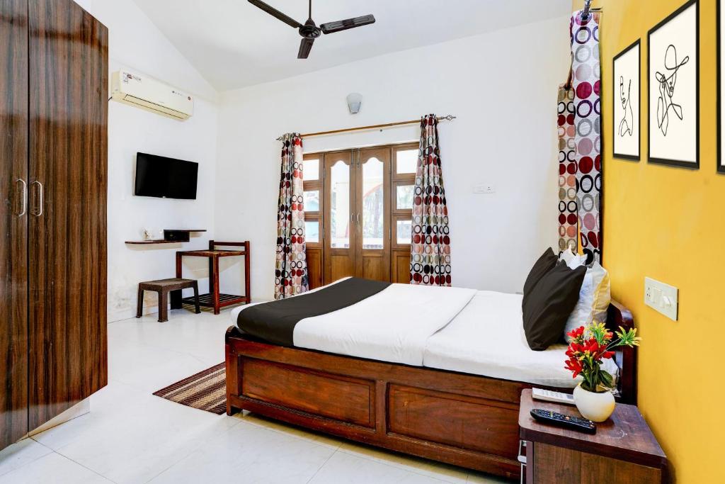 Postel nebo postele na pokoji v ubytování Hotel O Benaulim Beach Goa