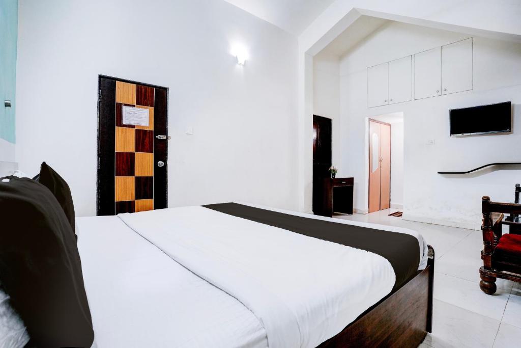 Postel nebo postele na pokoji v ubytování Hotel O Benaulim Beach Goa