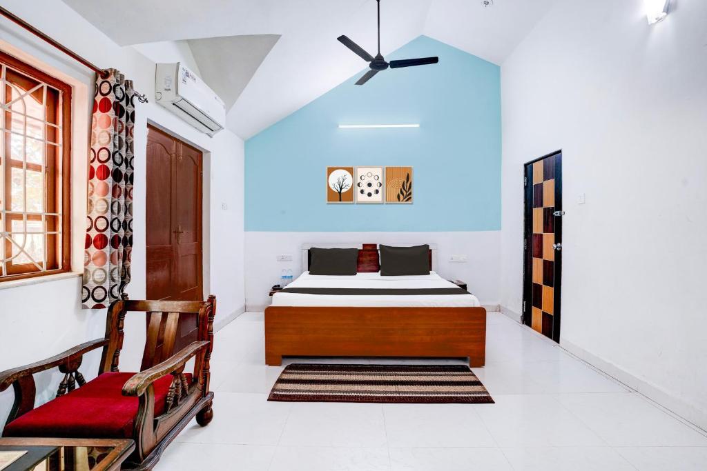 Postel nebo postele na pokoji v ubytování Hotel O Benaulim Beach Goa