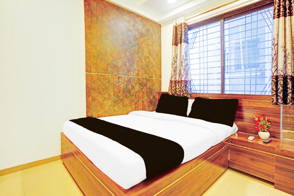 Postel nebo postele na pokoji v ubytování Super Collection O Shirdi Midtown Formerly Sai Sanket