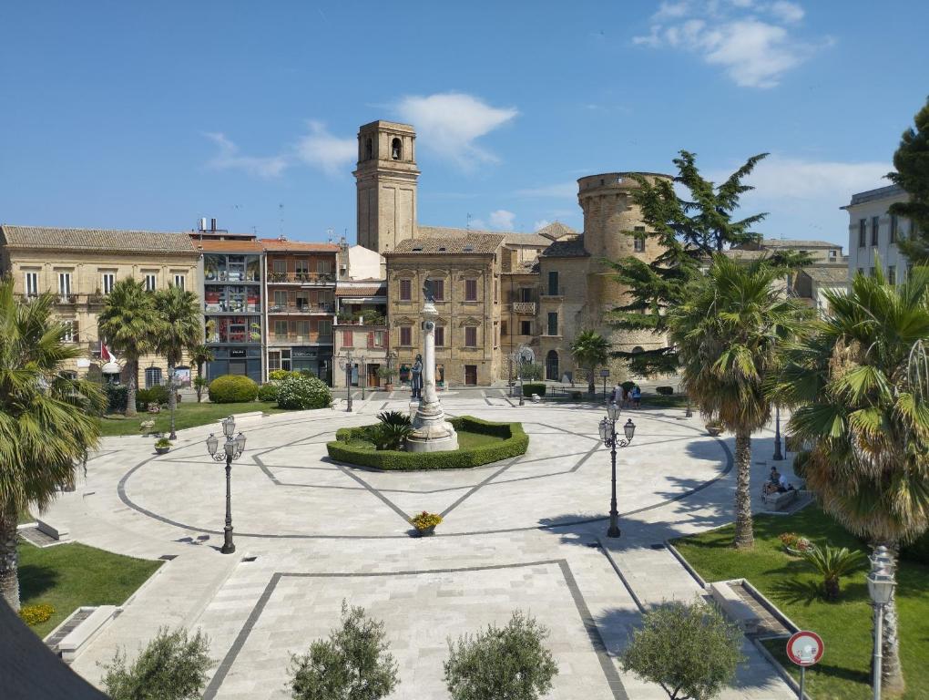a courtyard with a statue in front of a building at Affittacamere Ristorante Lo Scudo in Vasto