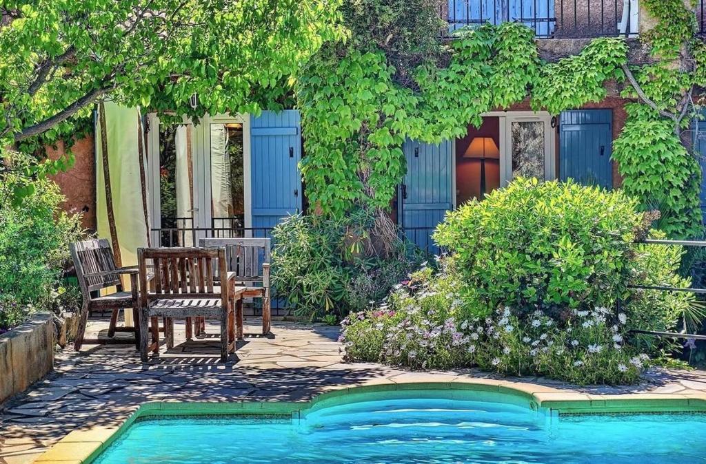 un patio avec une table et des chaises à côté d'une piscine dans l'établissement La Parenthèse Provençale, à Théoule-sur-Mer