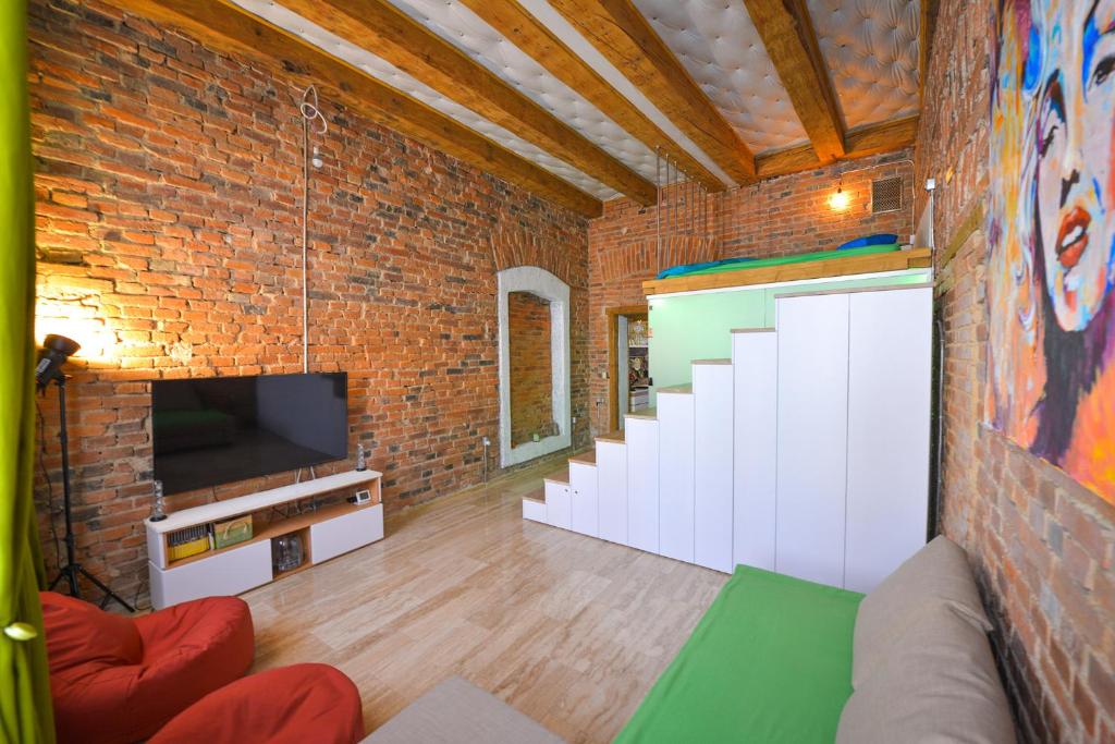 un salon avec un mur de briques dans l'établissement Michael Weiss apartment, à Braşov