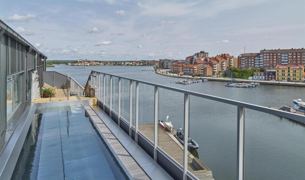 Výhled na řeku, která protéká v blízkosti hotelu