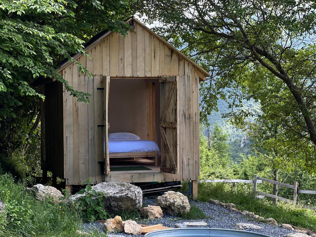 Příroda nedaleko luxury tent