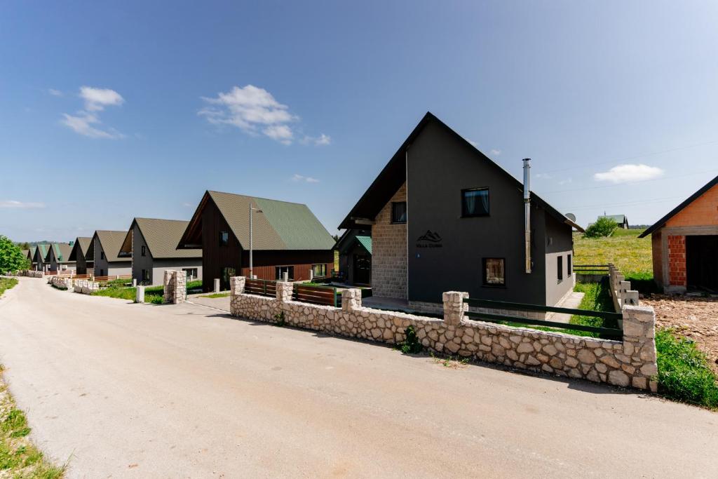 una fila di case sul ciglio di una strada sterrata di Villa Dussi a Žabljak