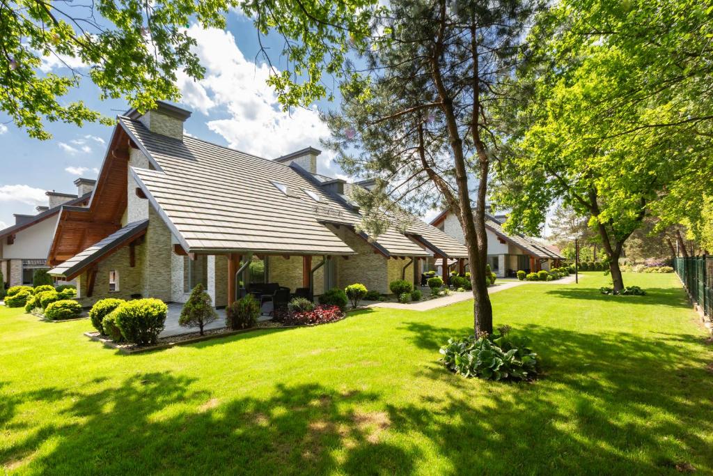een huis met een grasveld ervoor bij Leśna7 in Sztutowo
