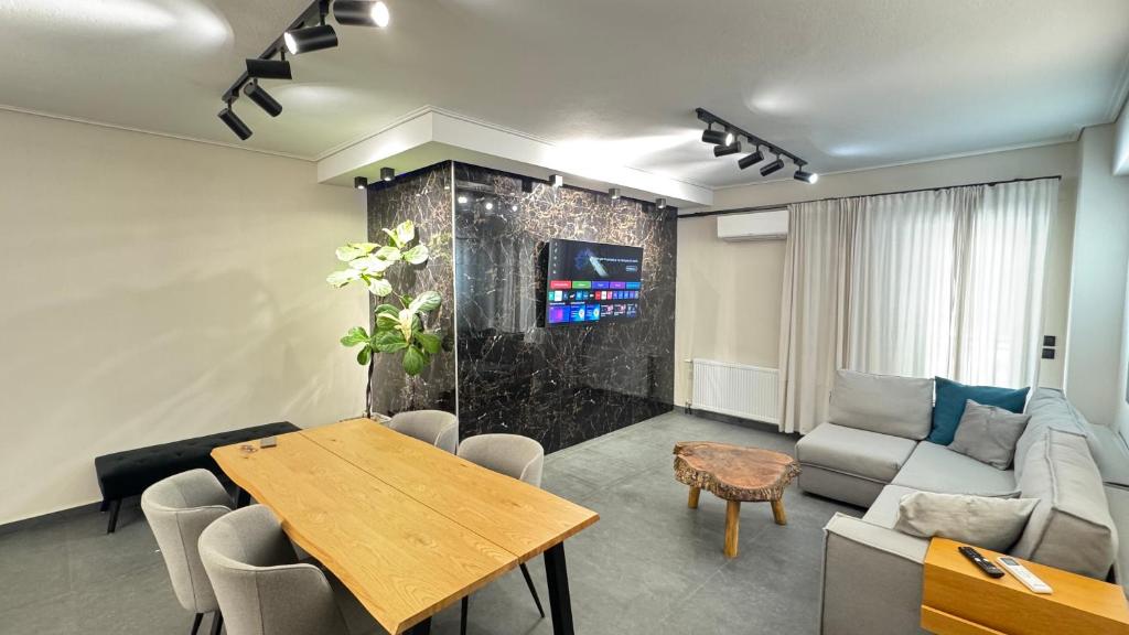 una sala de estar con un sofá y una mesa en Luxury Lounge Apartment, en Tríkala