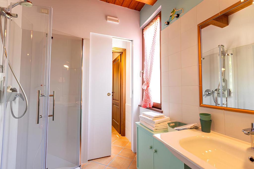 Koupelna v ubytování Il Laghello Wood House
