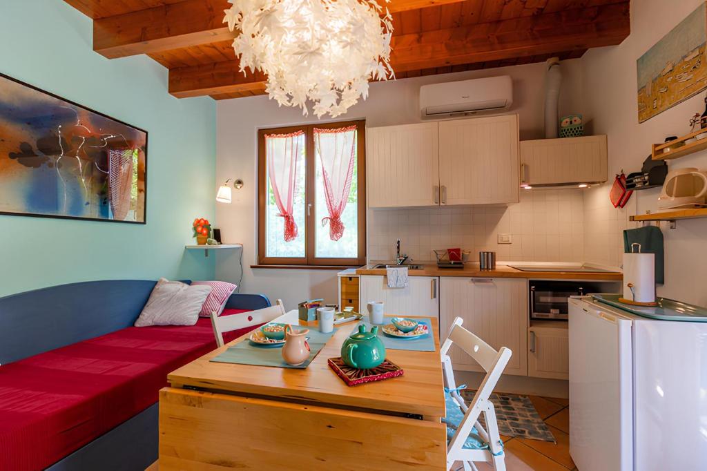 Kuchyň nebo kuchyňský kout v ubytování Il Laghello Wood House