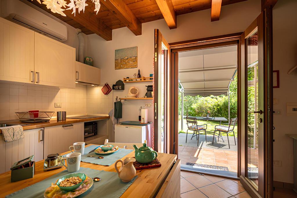 Kuchyň nebo kuchyňský kout v ubytování Il Laghello Wood House