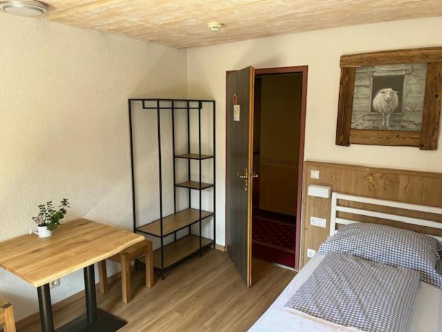 Postel nebo postele na pokoji v ubytování B&B in Seefeld