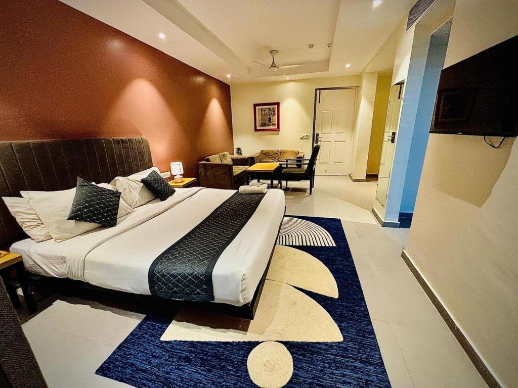 TV a/nebo společenská místnost v ubytování The Roseman Hotel & Suites