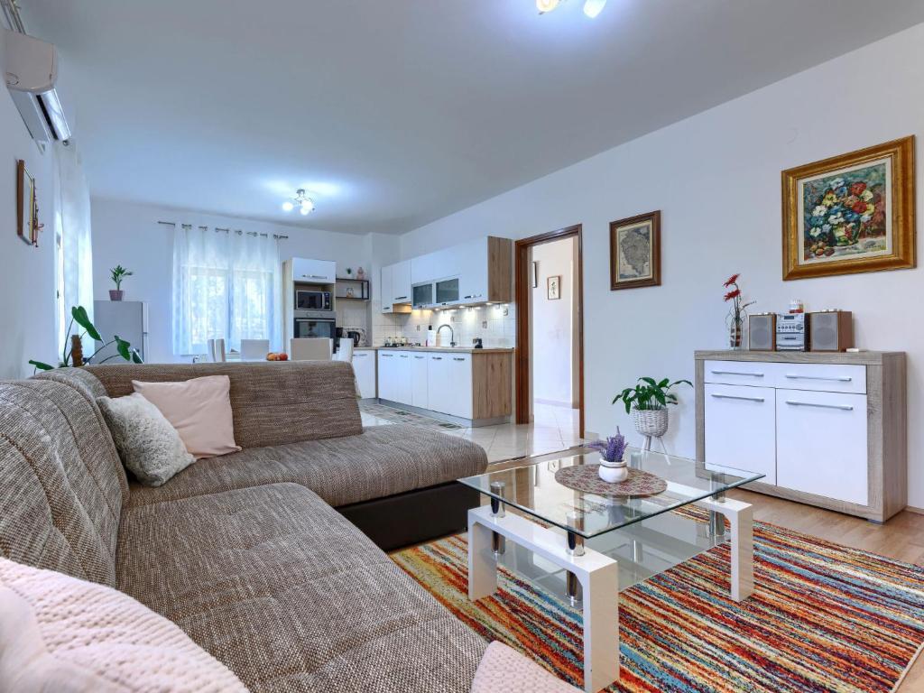 Kuchyňa alebo kuchynka v ubytovaní Apartment Cekić-2 by Interhome