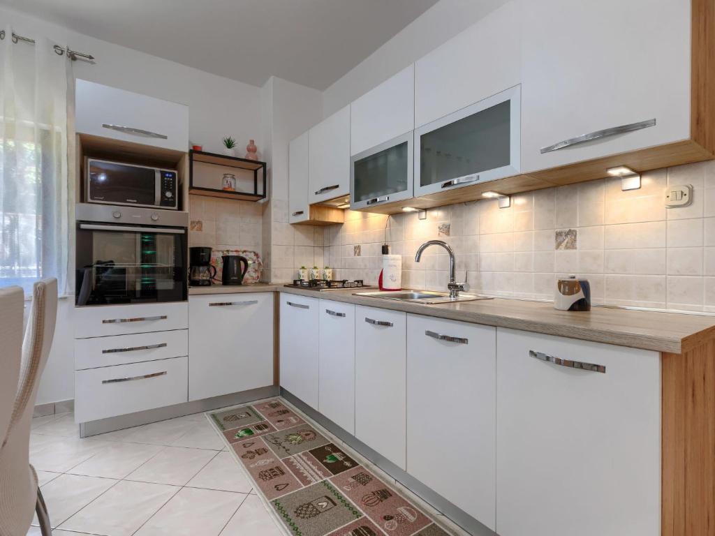 Kuchyňa alebo kuchynka v ubytovaní Apartment Cekić-2 by Interhome