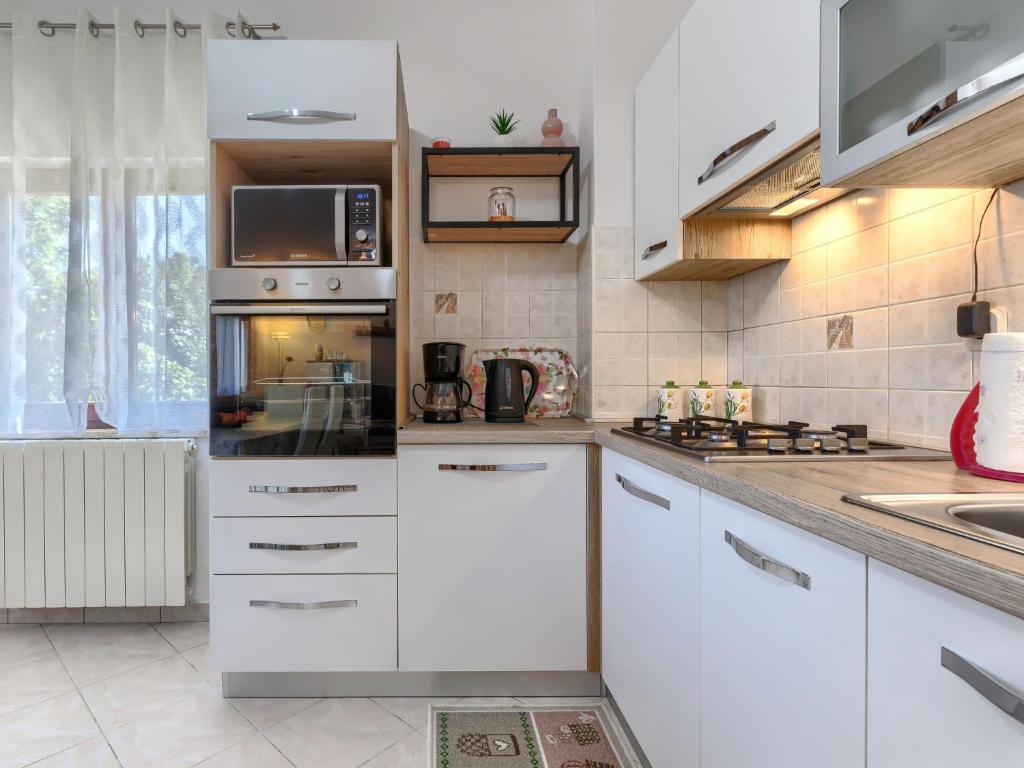 Kuchyňa alebo kuchynka v ubytovaní Apartment Cekić-2 by Interhome