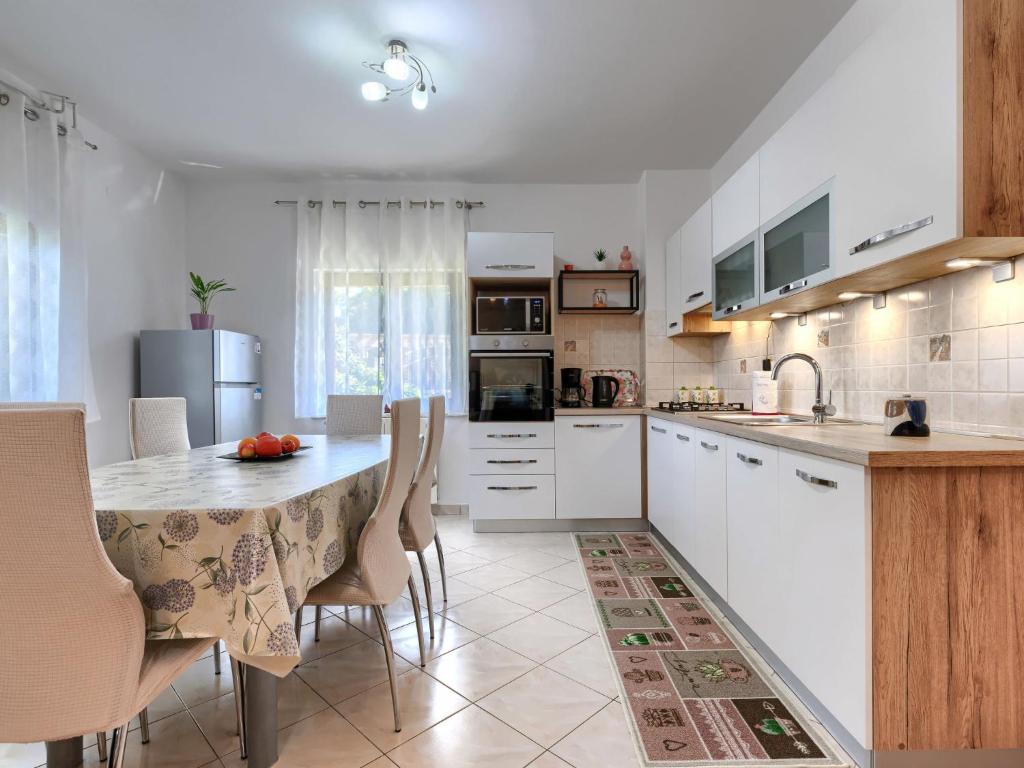 Kuchyňa alebo kuchynka v ubytovaní Apartment Cekić-2 by Interhome