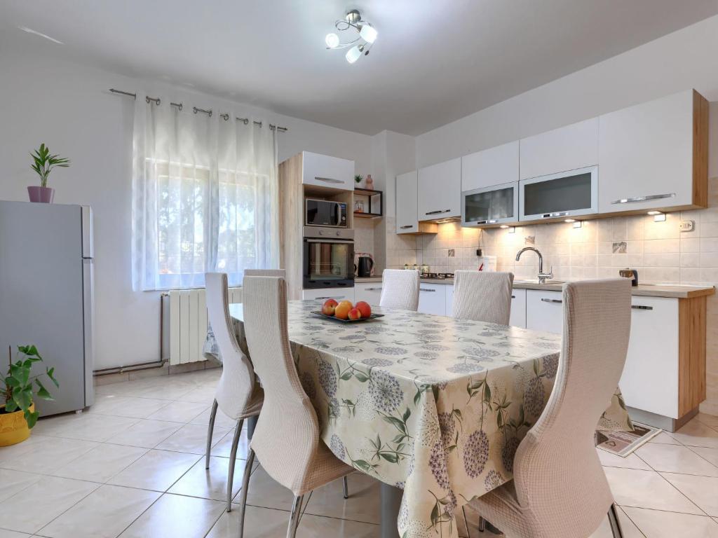 Kuchyňa alebo kuchynka v ubytovaní Apartment Cekić-2 by Interhome