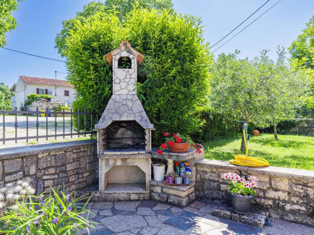 Vonkajšia záhrada v ubytovaní Apartment Cekić-2 by Interhome