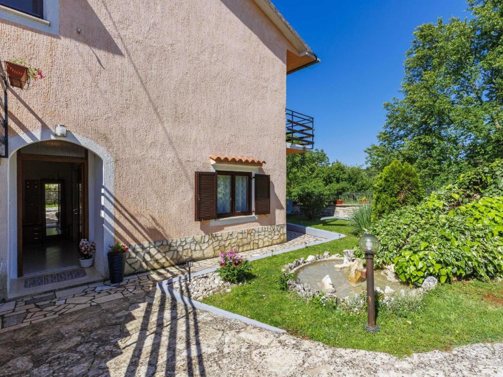 Vonkajšia záhrada v ubytovaní Apartment Cekić-2 by Interhome