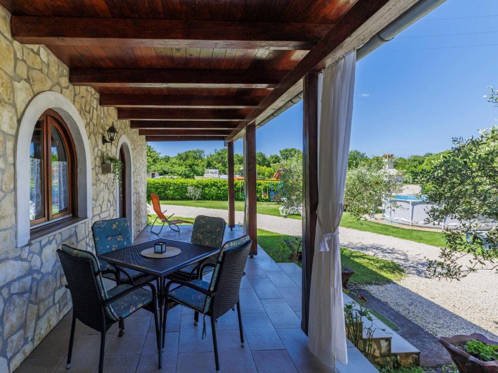 Vonkajšia záhrada v ubytovaní Apartment Cekić-2 by Interhome