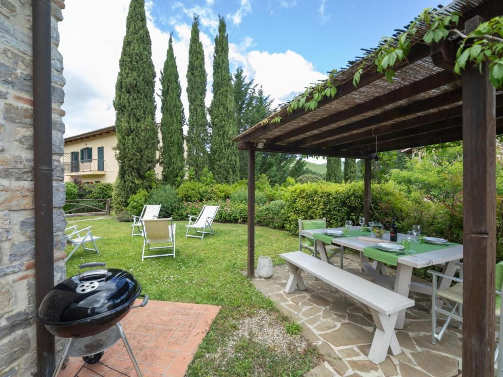 A garden outside Holiday Home La Torre by Interhome