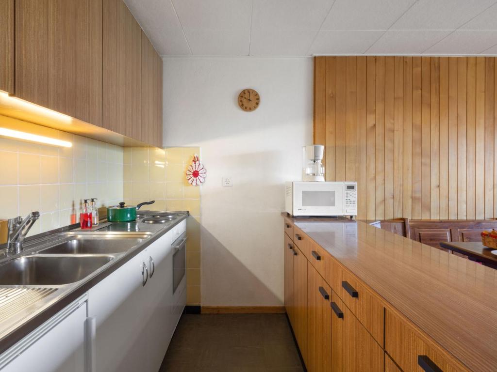 Kuchyň nebo kuchyňský kout v ubytování Apartment Beausoleil 14 by Interhome