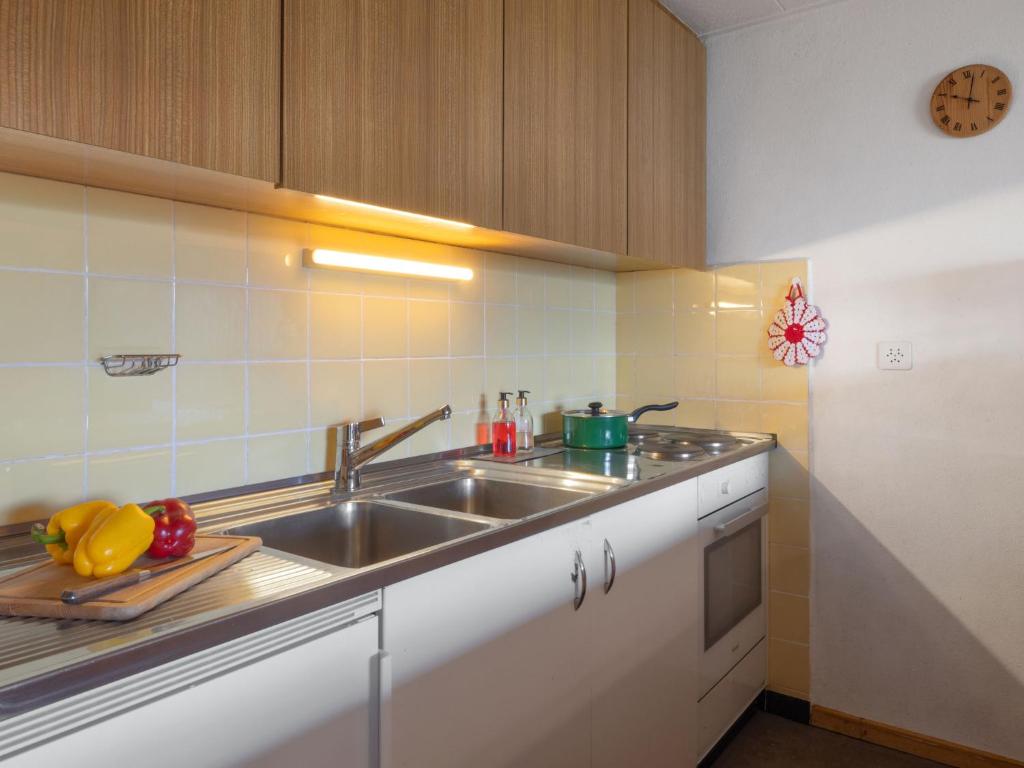 Kuchyň nebo kuchyňský kout v ubytování Apartment Beausoleil 14 by Interhome