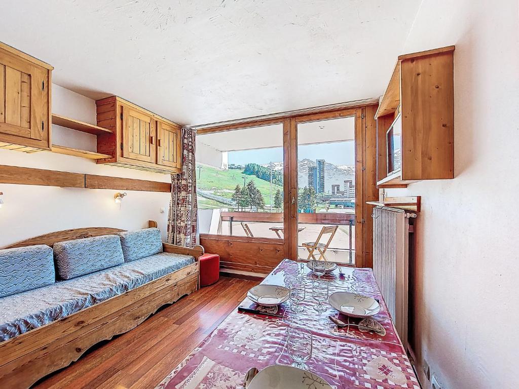 un salon avec un canapé et une table dans l'établissement Apartment Chavière 120 by Interhome, aux Menuires