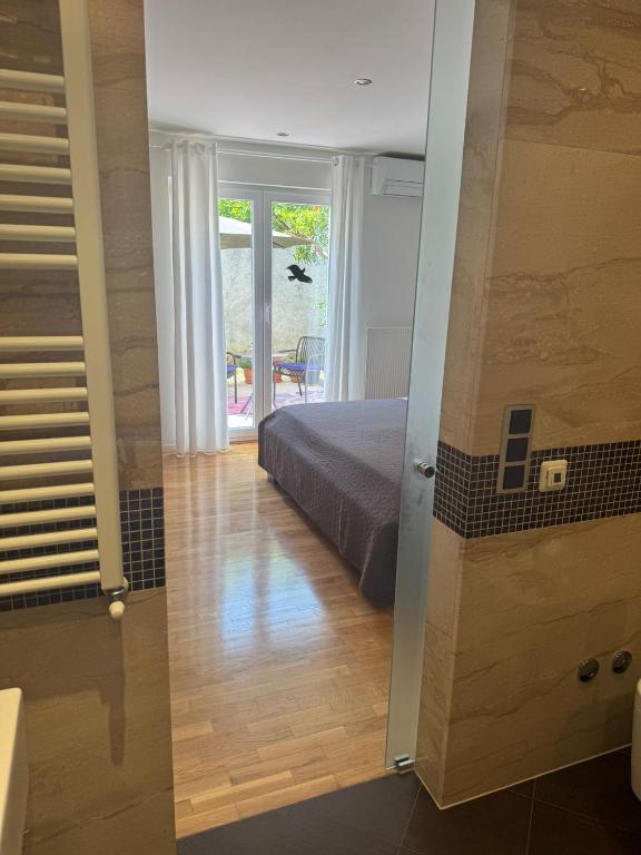 Postel nebo postele na pokoji v ubytování Zimmer Room Trogir Kastela Split