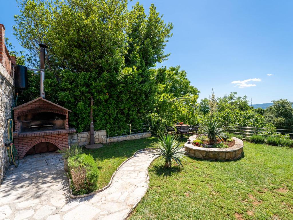 Vonkajšia záhrada v ubytovaní Holiday Home Lovreno by Interhome