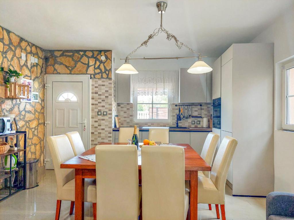 Fotografie z fotogalerie ubytování Holiday Home Mikac by Interhome v destinaci Dobrinj