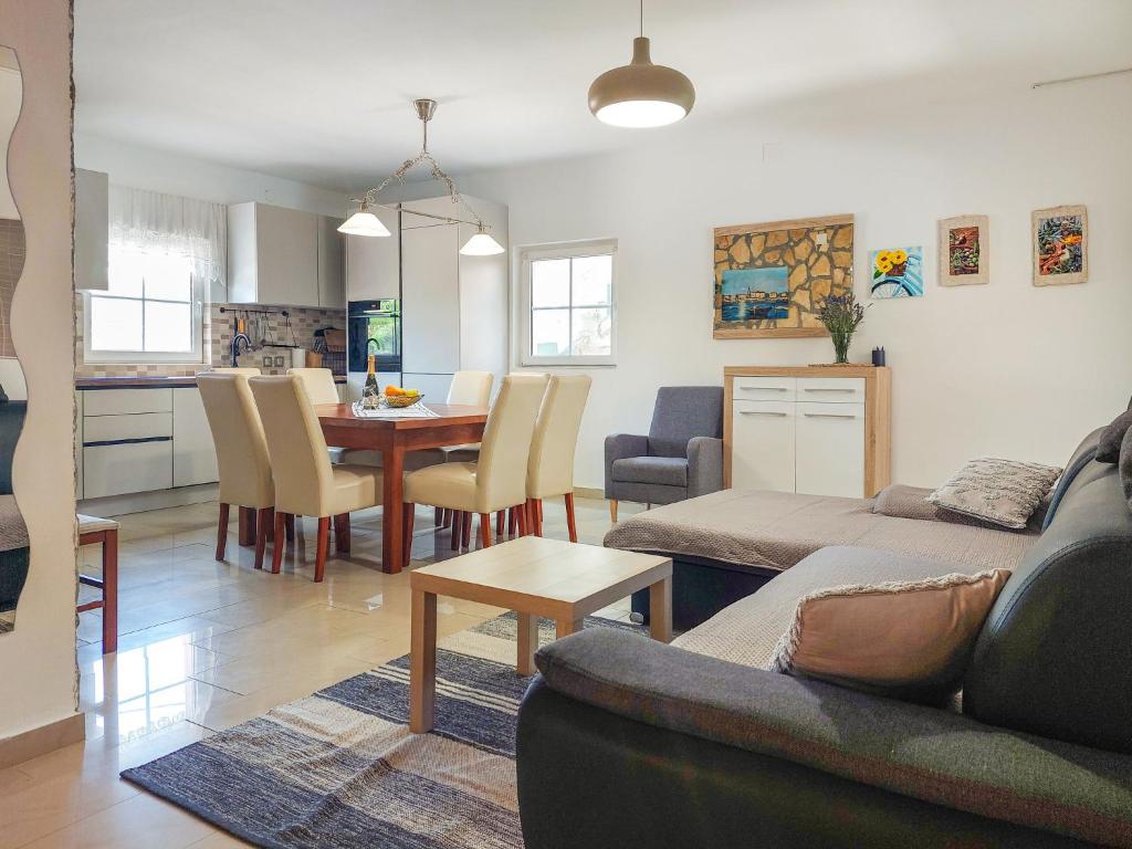 Posezení v ubytování Holiday Home Mikac by Interhome