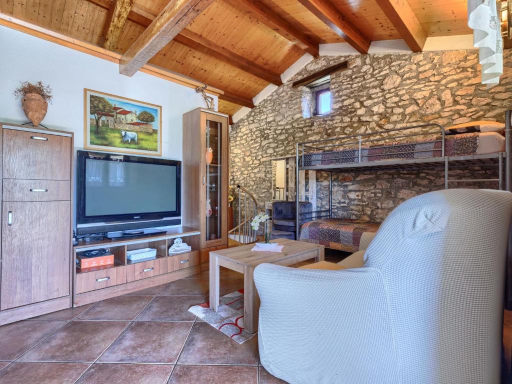 TV a/nebo společenská místnost v ubytování Holiday Home Pinezici-2 by Interhome